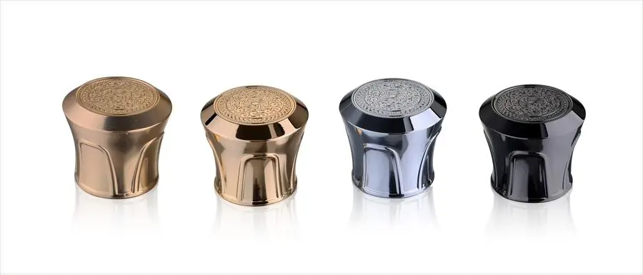 Zamac perfume caps with engraved medallion finish
